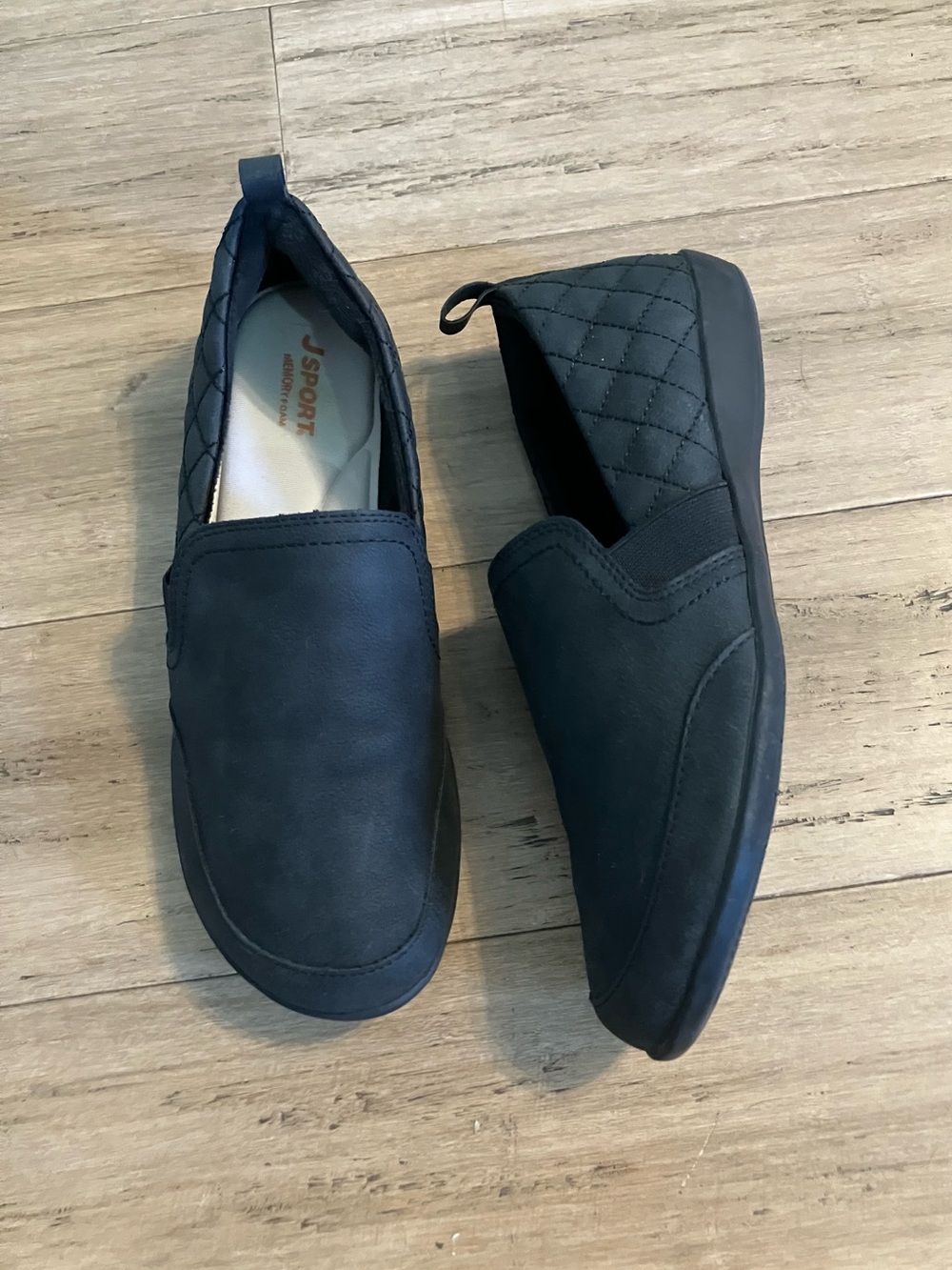 Jsport by Jambu black quilted faux fur lined women’s loafers. Size 8